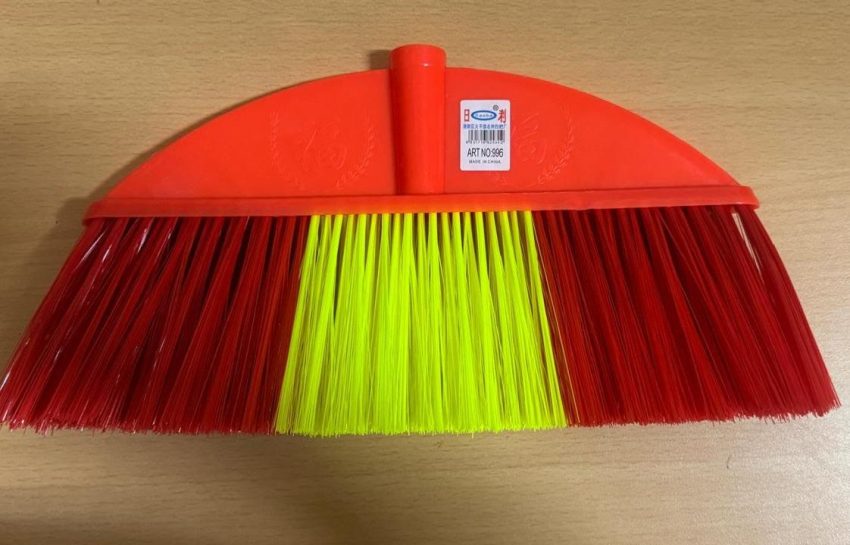 Balais M996 (Rouge/Jaune) 1 Pc - Broom